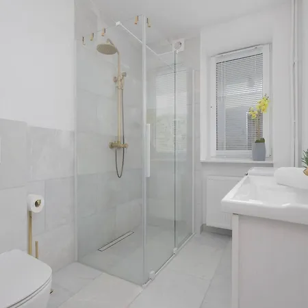 Comfortable House With A Terrace And 3 Bedrooms By Renters بيت للعطل وارسو
